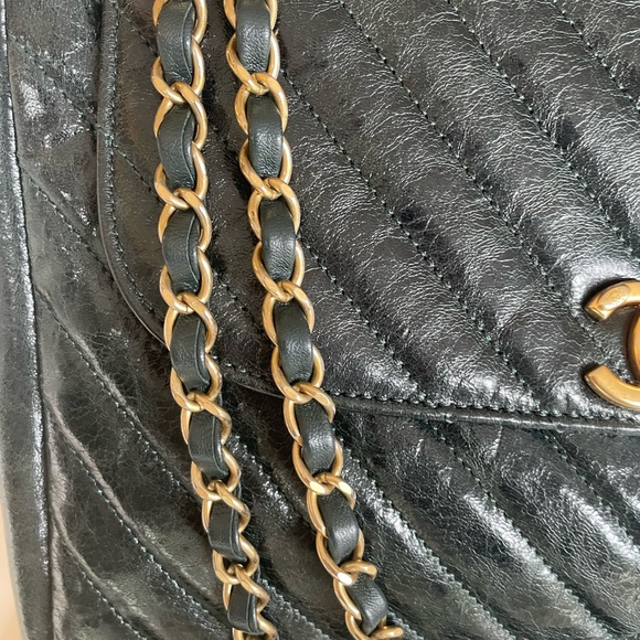 Chanel Flap bag in green chevron with gold hardware. Medium - Picture 4 of 13